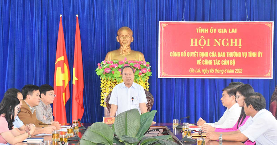 Phó Bí thư Thường trực Tỉnh ủy Châu Ngọc Tuấn phát biểu giao nhiệm vụ. Ảnh: Trần Dung