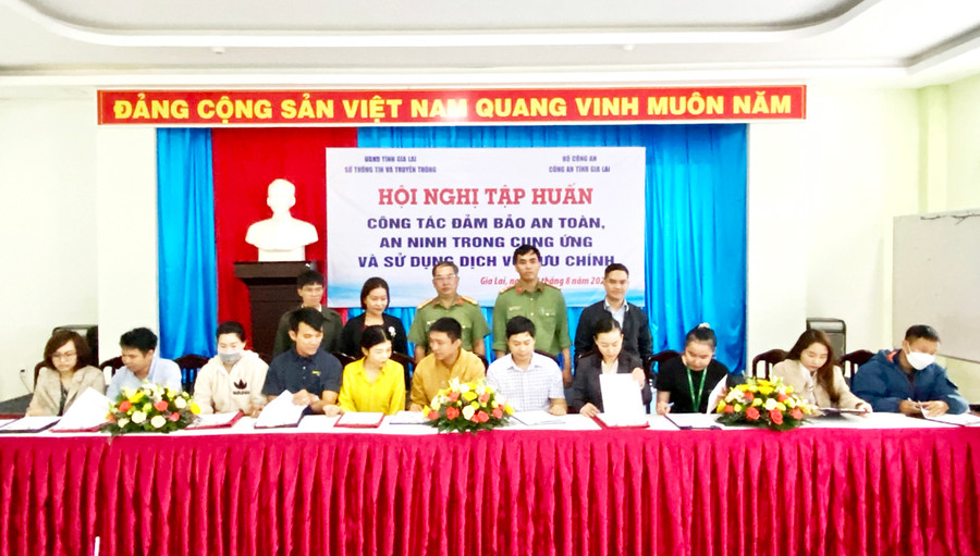 Các doanh nghiệp bưu chính đã ký Biên bản cam kết “Nói không với việc chấp nhận, vận chuyển và phát hàng lậu, hàng cấm qua đường bưu chính”. Ảnh: