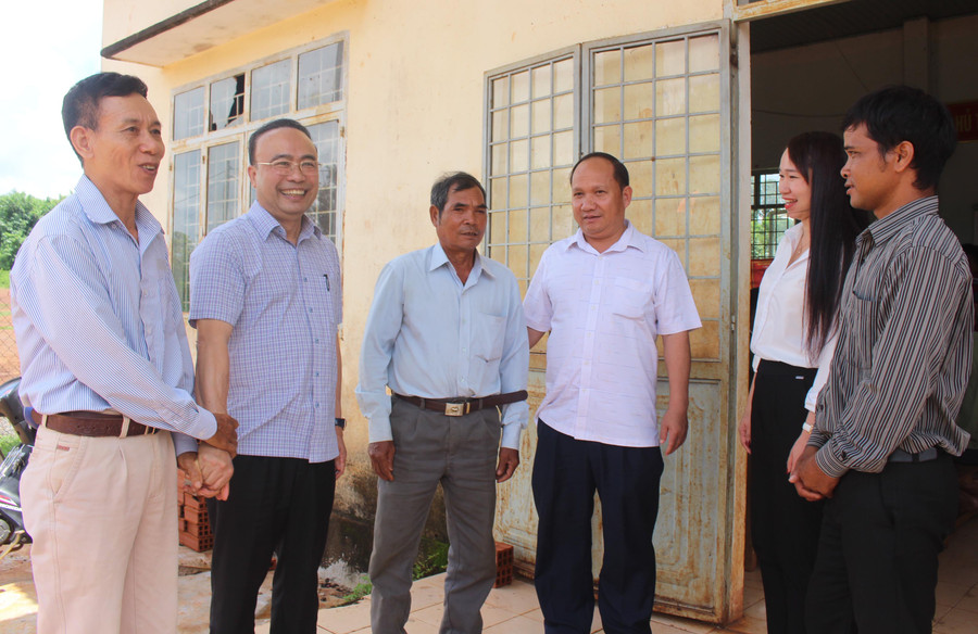 Đồng chí Rah Lan Chung (thứ 3 từ phải qua)-Phó Bí thư Tỉnh ủy trò chuyện với lãnh đạo Huyện ủy Chư Sê, Đảng ủy xã Dun và đảng viên của làng Pan. Ảnh: Phan Lài