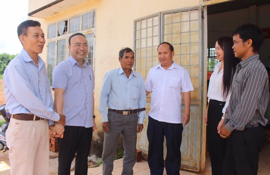 Đồng chí Rah Lan Chung (thứ 3 từ phải qua)-Phó Bí thư Tỉnh ủy trò chuyện với lãnh đạo Huyện ủy Chư Sê, Đảng ủy xã Dun và đảng viên của làng Pan. Ảnh: Phan Lài