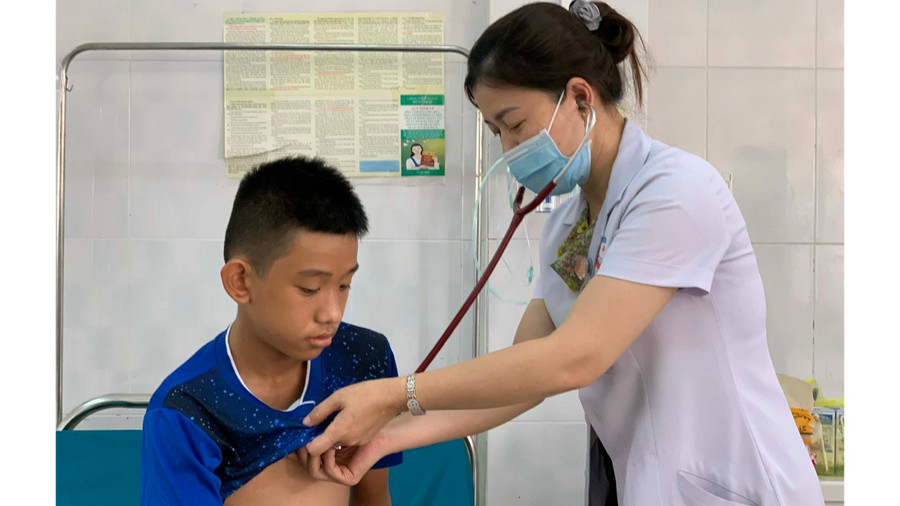 4 loại vắc xin được đưa vào chương trình tiêm chủng giai đoạn 2021-2030 ảnh 1 Khám sàng lọc cho trẻ trước khi tiêm vắc xin. Ảnh: Như Nguyện