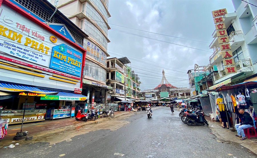 Trung tâm Thương mại Pleiku nhìn từ đường Nguyễn Thiện Thuật. Ảnh: Mộc Trà Trung tâm Thương mại Pleiku nhìn từ đường Nguyễn Thiện Thuật. Ảnh: Mộc Trà