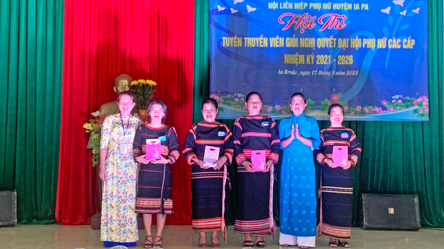 Ban Tổ chức trao quà cho các đội tham gia dự thi tại Cụm thi đua số 2. Ảnh: Vũ Chi