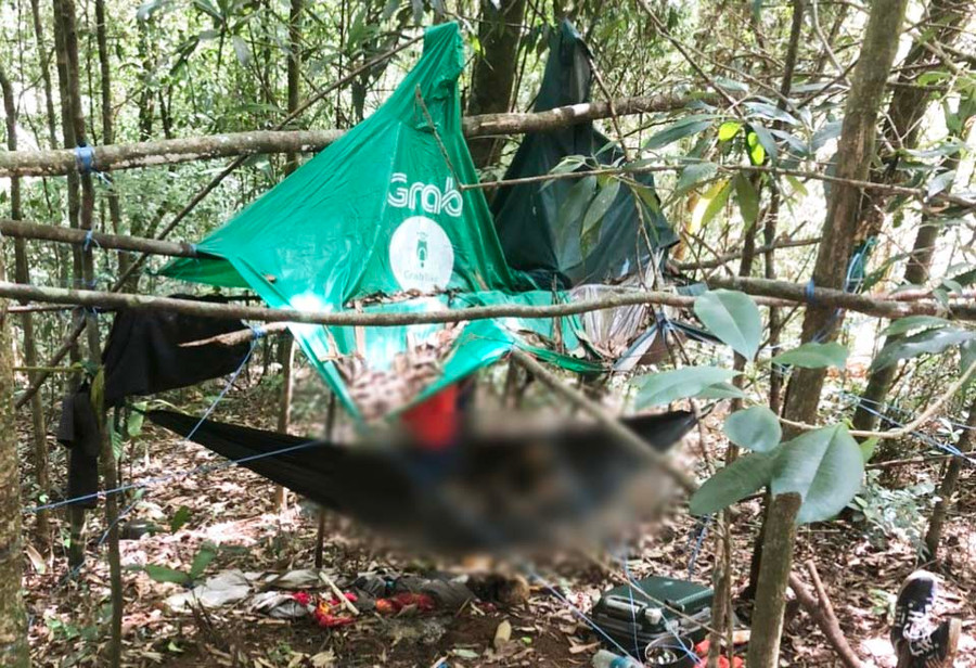 Lán tạm các nạn nhân che bằng áo mưa. Ảnh: Lê Anh