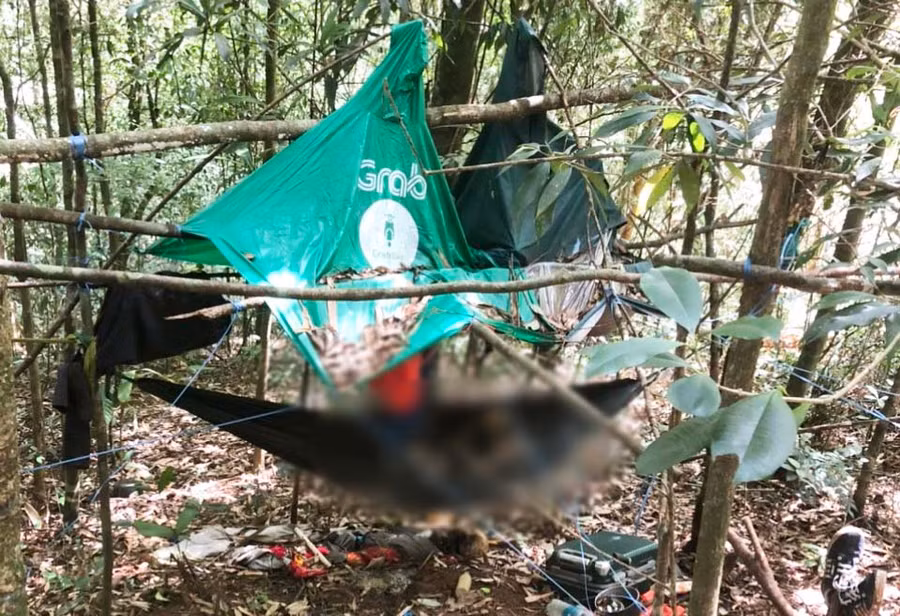 Lán tạm các nạn nhân che bằng áo mưa. Ảnh: Lê Anh