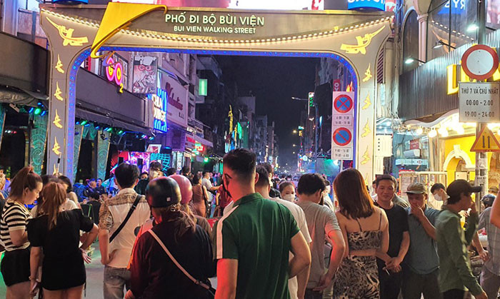 Phố Tây trở lại mang theo những màu sắc phong phú của cuộc sống thị thành.