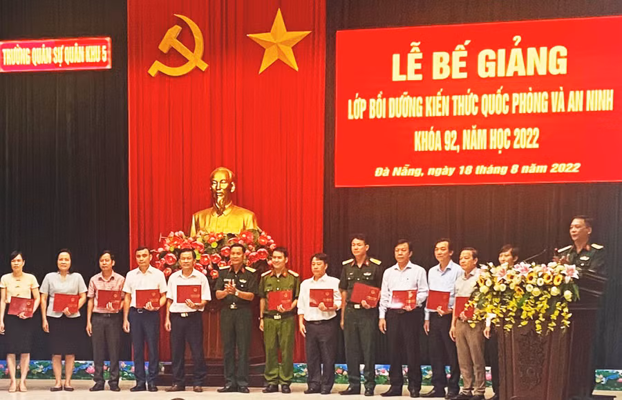 Đại tá Huỳnh Phước Lượng- Hiệu trưởng nhà trường trao chứng nhận cho các học viên. Ảnh: Duy Lê