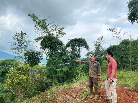 Gia đình ông Hoàng (bên trái) bị thu hồi 2 sổ đỏ với diện tích hơn 8ha Gia đình ông Hoàng (bên trái) bị thu hồi 2 sổ đỏ với diện tích hơn 8ha
