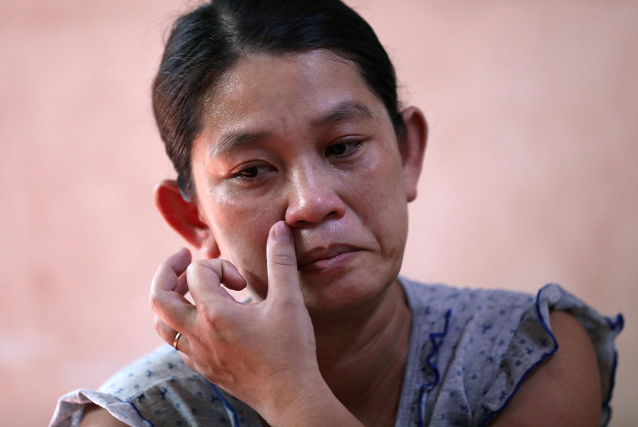 Chị Huỳnh Thanh Tú, vợ anh Bình, rơi nước mắt khi nói về con gái nhỏ bị bại não