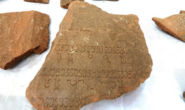 Mảnh bia ký với dòng chữ cổ được phát hiện tại phế tích Châu Thành. (Ảnh: Nguyên Linh/TTXVN) Mảnh bia ký với dòng chữ cổ được phát hiện tại phế tích Châu Thành. (Ảnh: Nguyên Linh/TTXVN)