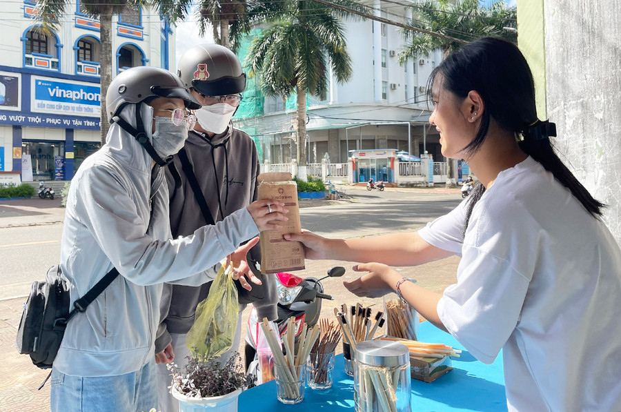 Sách, báo do mọi người đem đến ủng hộ chương trình "đổi sách lấy cây" sẽ được quy đổi thành những sản phẩm thân thiện với môi trường. Ảnh: Phan Lài a