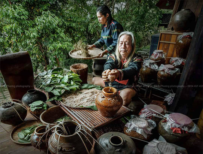 Ủ rượu là công đoạn quan trọng để cho ra đời ché rượu cần mang hương vị đặc trưng của Tây Nguyên. Ảnh: Minh Phương