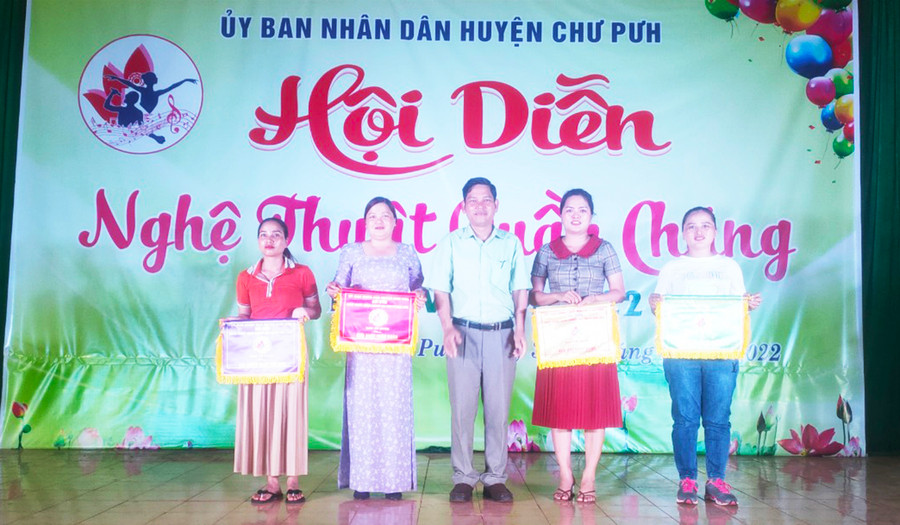 Ban tổ chức trao giải cho các đơn vị tham gia hội diễn. Ảnh: R'Ô HOK Ban tổ chức trao giải cho các đơn vị tham gia hội diễn. Ảnh: R'Ô HOK
