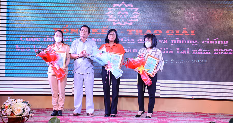 Ông Trần Ngọc Nhung-Giám đốc Sở Văn hóa-Thể thao và Du lịch trao giải cho 3 tác giả đạt giải cao nhất tại cuộc thi viết với chủ đề Gia đình và phòng-chống bạo lực gia đình. Ảnh: Phương Duyên