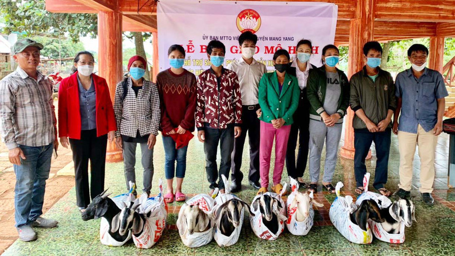 Ủy ban MTTQ Việt Nam huyện Mang Yang hỗ trợ sinh kế cho các hộ dân. Ảnh: Ngọc Anh