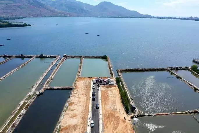 Hiến đất làm đường để phân lô bán nền. Ảnh: VT Hiến đất làm đường để phân lô bán nền. Ảnh: VT