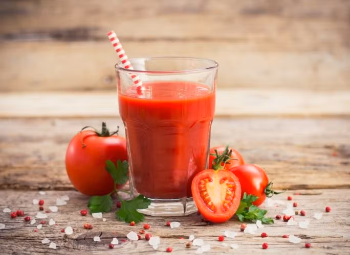 Cà chua và nước ép cà chua. Ảnh: Shutterstock