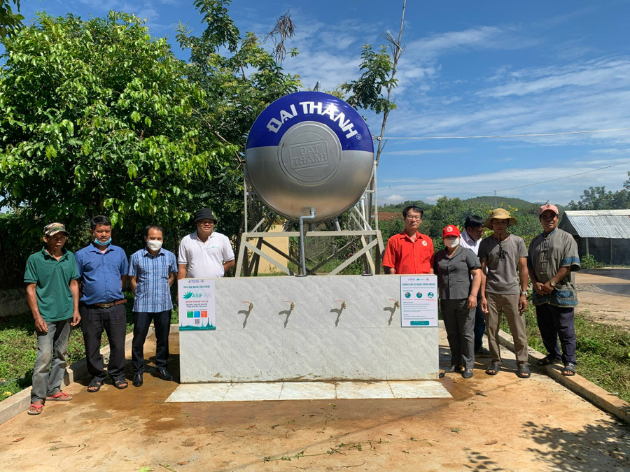 Hội Chữ thập đỏ tỉnh phối hợp với các Mạnh Thường Quân xây dựng công trình cấp nước sinh hoạt tập trung thuộc huyện Chư Păh (ảnh Hồng Thương) Hội Chữ thập đỏ tỉnh phối hợp với các Mạnh Thường Quân xây dựng công trình cấp nước sinh hoạt tập trung thuộc huyện Chư Păh (ảnh Hồng Thương)