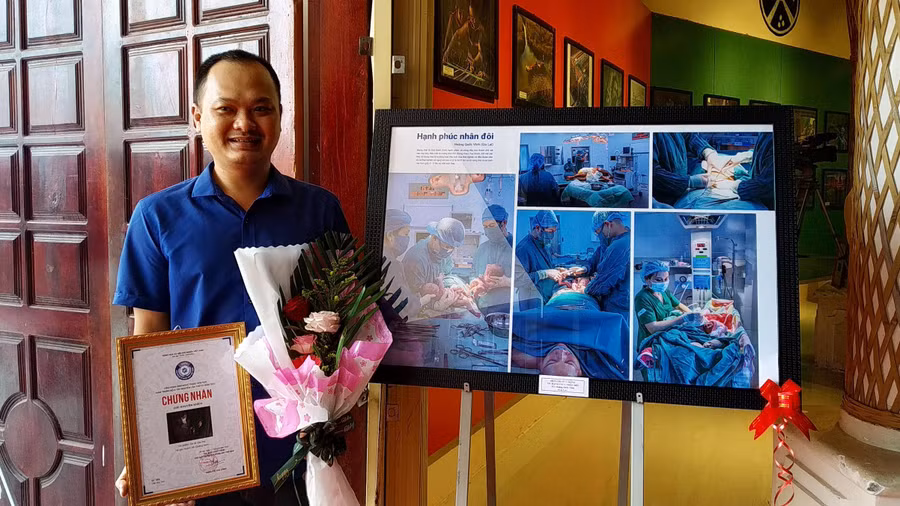 Tác giả Hoàng Quốc Vĩnh bên bộ ảnh đạt huy chương đồng. Ảnh: Nguyễn Linh Vinh Quốc