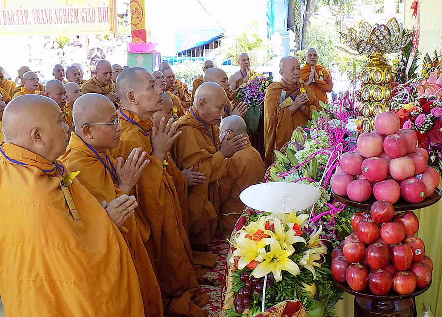  Nghi thức cầu nguyện hòa bình, quốc thái, dân an trong Đại Lễ Vu lan. Ảnh: Thanh Nhật