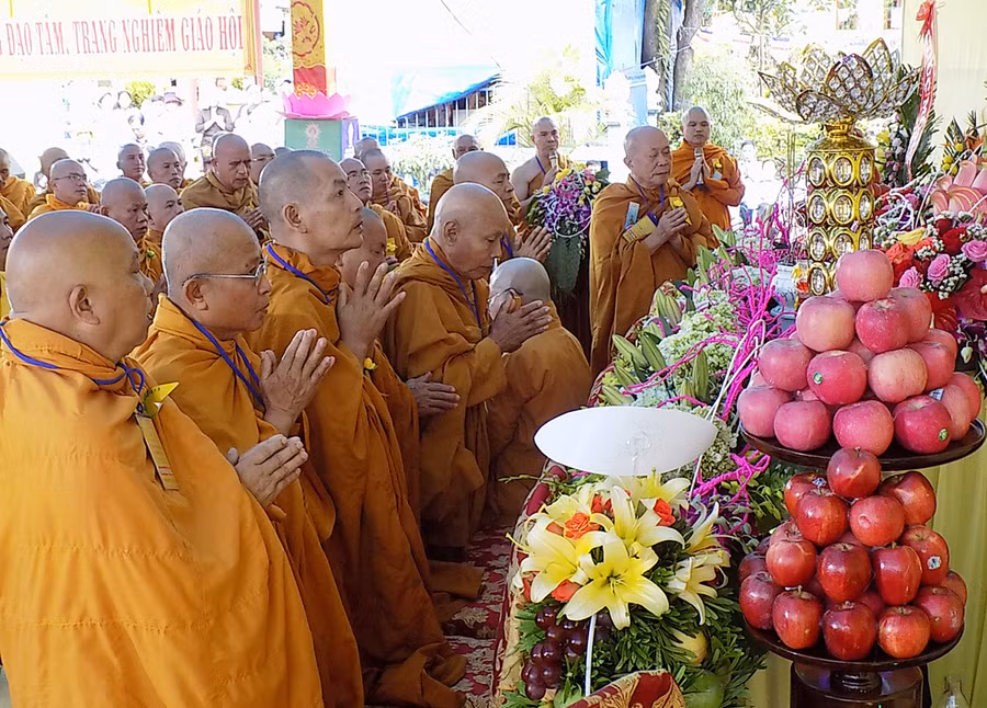  Nghi thức cầu nguyện hòa bình, quốc thái, dân an trong Đại Lễ Vu lan. Ảnh: Thanh Nhật