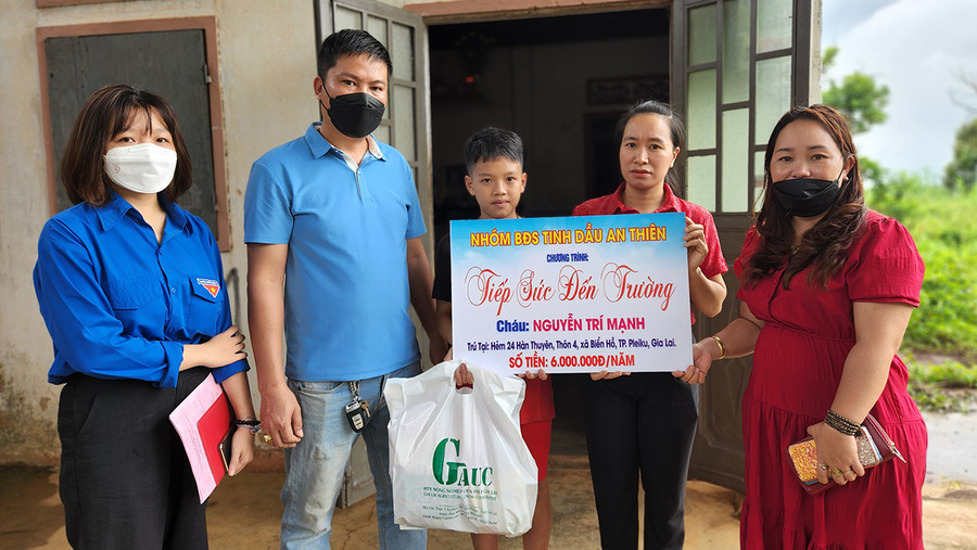  Nhóm BĐS tinh dầu An Nhiên tiếp sức đến trường cho em Nguyễn Trí Mạnh (thôn 4, xã Biển Hồ). Ảnh: Bá Bính