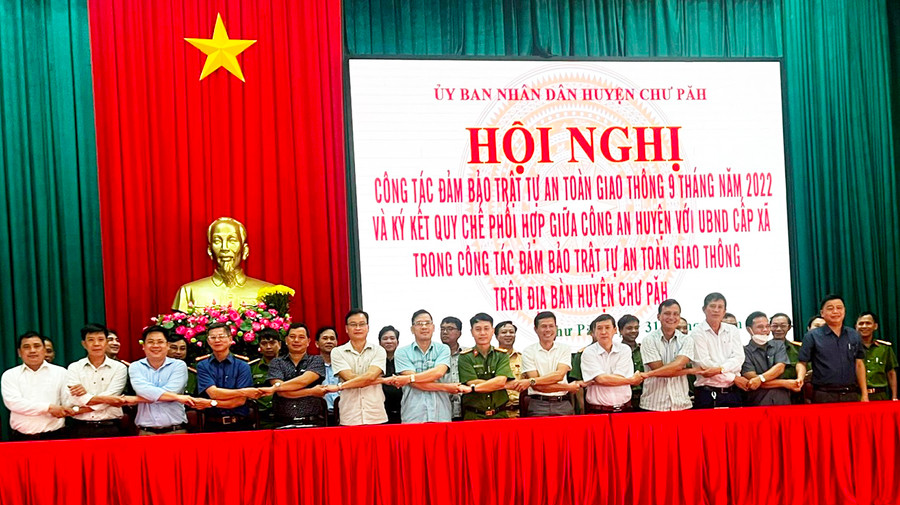  Ký kết quy chế phối hợp đảm bảo trật tự an toàn giao thông giữa Công an huyện Chư Păh với UBND các xã. Ảnh: Đinh Yến