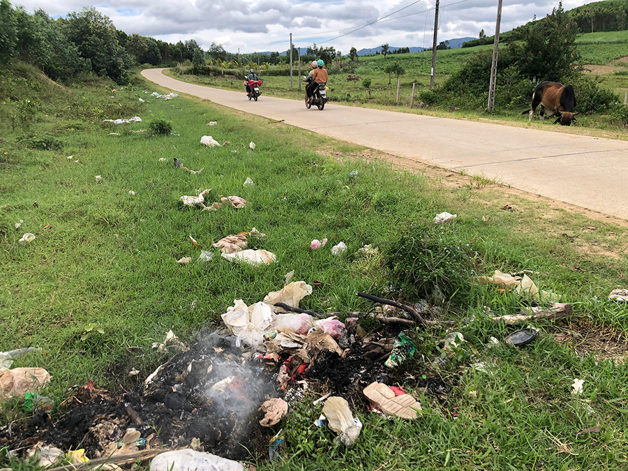 Dọc tuyến đường vào xã Ya Hội ngổn ngang các loại rác thải. Ảnh: An Phát Dọc tuyến đường vào xã Ya Hội ngổn ngang các loại rác thải. Ảnh: A.P