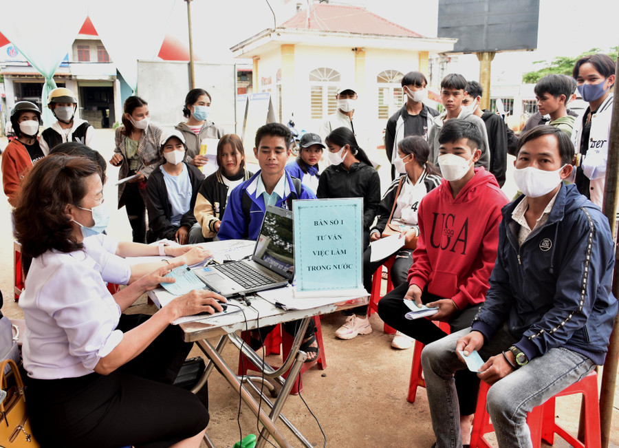 Lao động tham gia tư vấn trực tiếp tại các gian hàng việc làm. Ảnh: Đinh Yến