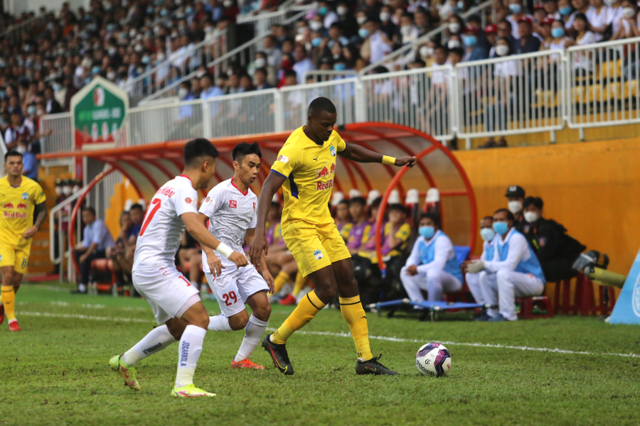 HAGL (bìa phải) đã gặp phải đối thủ khó chơi. Ảnh: Văn Ngọc