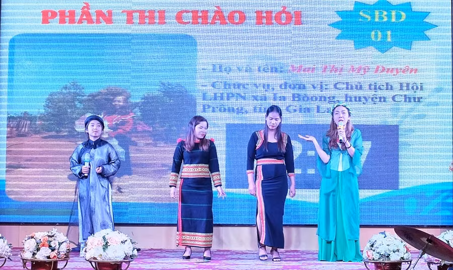 Phần thi chào hỏi của tuyên truyền viên giỏi huyện Chư Prông. Ảnh: Minh Châu