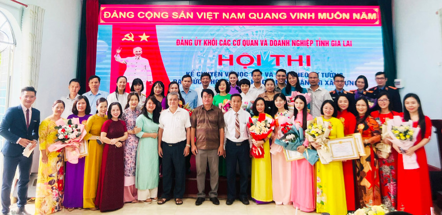  Các thí sinh chụp hình lưu niệm cùng Ban tổ chức Hội thi. Ảnh: Phan Lài