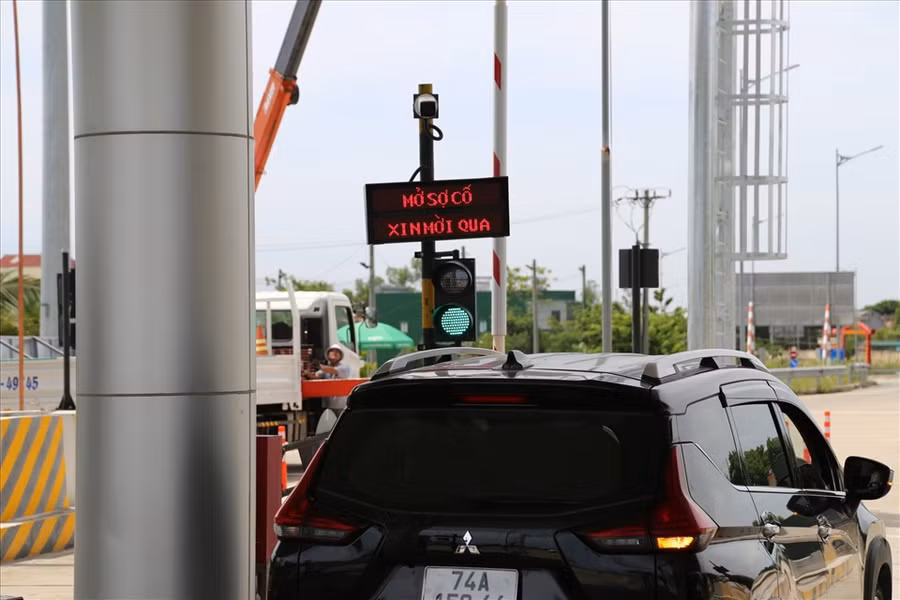 Nhân viên (áo xanh) hướng dẫn cho khách hàng cách thức nạp tiền vào tài khoản để đủ điều kiện lưu thông trên cao tốc.