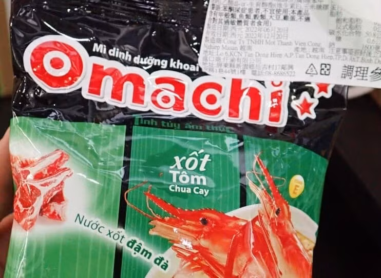 Sản phẩm mì gói Omachi hương vị tôm chua do Công ty TNHH Qianyu nhập khẩu từ Việt Nam bị phát hiện có chứa Ethylene Oxide. Ảnh: CNA.