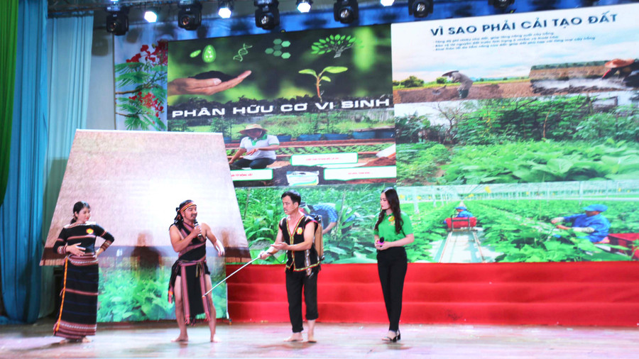 Vấn đề lạm dụng thuốc bảo vệ thực vật ở nông thôn được đoàn Gia Lai đề cập trong tiểu phẩm dự thi. Ảnh: Văn Ngọc