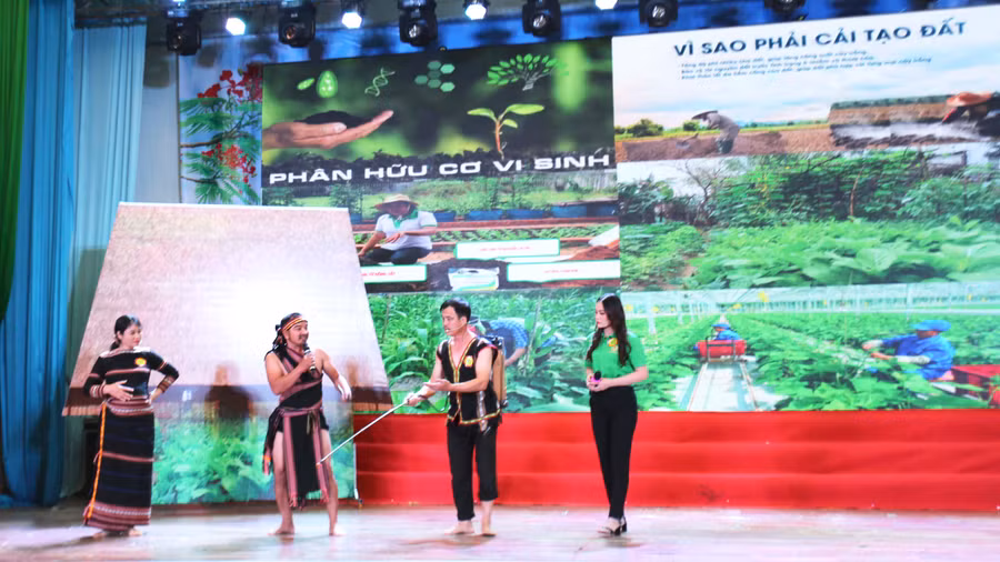 Vấn đề lạm dụng thuốc bảo vệ thực vật ở nông thôn được đoàn Gia Lai đề cập trong tiểu phẩm dự thi. Ảnh: Văn Ngọc