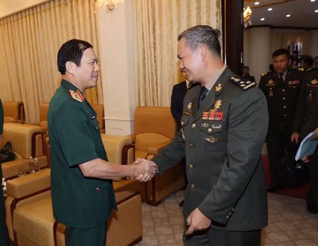 Thượng tướng Nguyễn Tân Cương tiếp xã giao Đại tướng Hun Manet. (Nguồn: Trọng Đức/TTXVN)