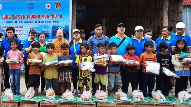 Tặng quà cho các em học sinh dân tộc thiểu sốtại làng Hway xã Hà Tam, huyện Đak Pơ. Ảnh: Phúc Ân