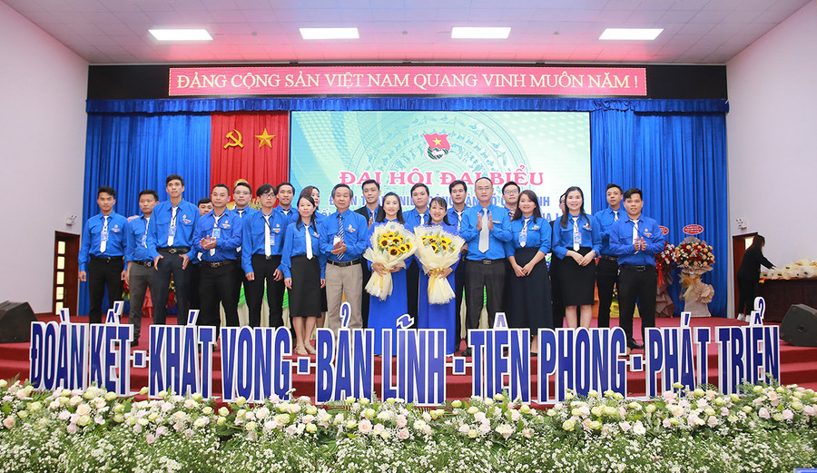Ban Chấp hành Đoàn khối các Cơ quan và Doanh nghiệp tỉnh khóa VIII ra mắt tại Đại hội. Ảnh: Phan Lài