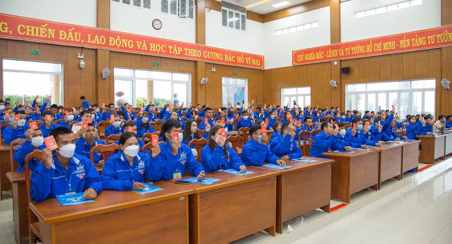  Các đại biểu biểu quyết thông qua các chỉ tiêu trong nhiệm kỳ 2022-2027. Ảnh: Quang Dũng