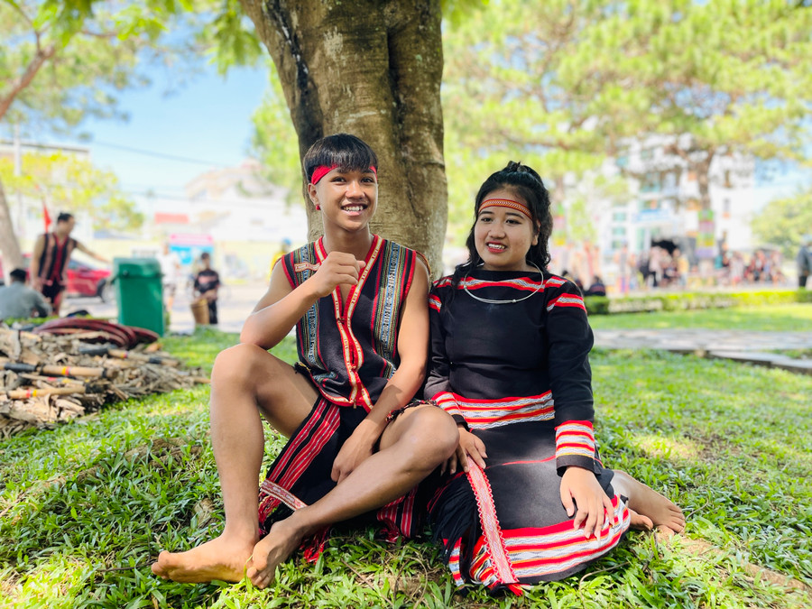 Hai bạn Ralan H’Ên Hy và Stê Phan ở làng Chuet 2 (phường Thắng Lợi) thường song ca với nhau những bài dân ca truyền đời của người Jrai. Ảnh: Mai Ka