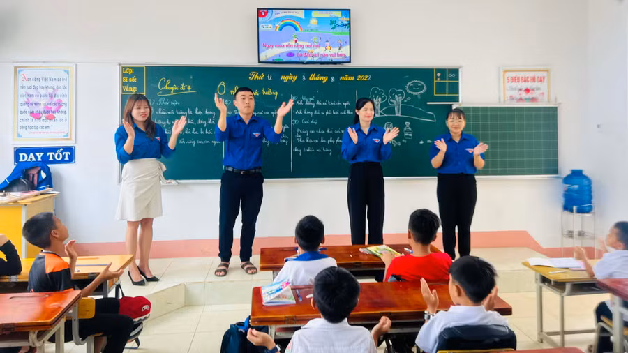 Các đoàn viên, thanh niên dạy hát cho thiếu nhi phường Đống Đa, TP. Pleiku. Ảnh: Phan Lài