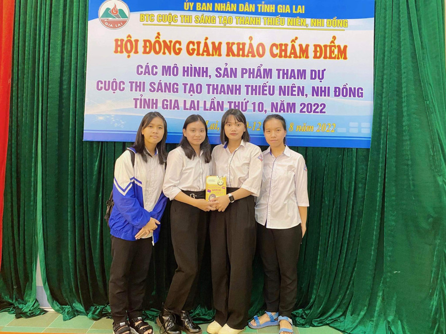 Nhóm học sinh Trường THPT Nguyễn Bỉnh Khiêm (huyện Chư Sê) đạt giải Nhất với mô hình “Truyện giáo dục giới tính và sức khỏe sinh sản dành cho vị thành niên”. Ảnh: Trần Dung