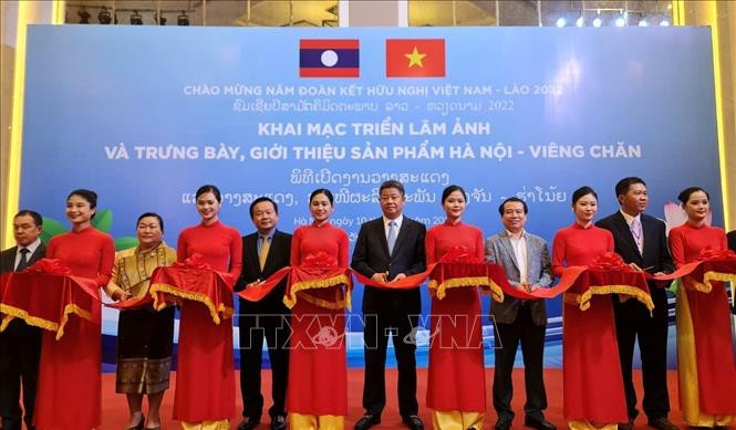 Lãnh đạo TP. Hà Nội và lãnh đạo thủ đô Viêng Chăn (Lào) cắt băng khai mạc khu trưng bày ảnh. Ảnh: TTXVN Lãnh đạo TP. Hà Nội và lãnh đạo thủ đô Viêng Chăn (Lào) cắt băng khai mạc khu trưng bày ảnh. Ảnh: TTXVN