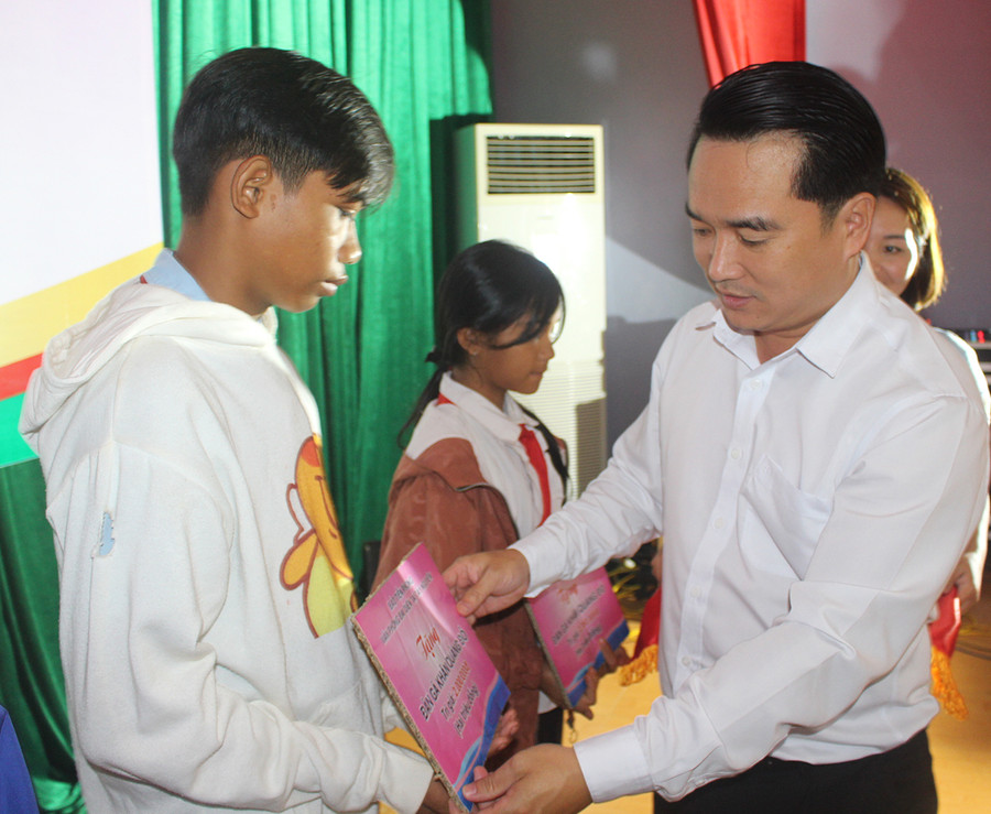 Anh Đỗ Duy Nam-Phó Bí thư Tỉnh Đoàn, Chủ tịch Hội đồng Đội tỉnh tặng bảng tượng trưng đàn gà Khăn quàng đỏ cho thiếu nhi có hoàn cảnh khó khăn. Ảnh: Phan Lài Anh Đỗ Duy Nam-Phó Bí thư Tỉnh Đoàn, Chủ tịch Hội đồng Đội tỉnh tặng bảng tượng trưng đàn gà Khăn quàng đỏ cho thiếu nhi có hoàn cảnh khó khăn. Ảnh P.L