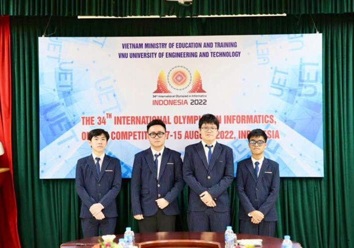 Việt Nam giành 4 huy chương tại Olympic Tin học quốc tế ảnh 1 Bốn em đội tuyển IOI 2022, từ trái sang: Em Lê Hữu Nghĩa; em Trương Văn Quốc Bảo; em Dương Minh Khôi; em Trần Xuân Bách. Ảnh nguồn Bộ GD-ĐT