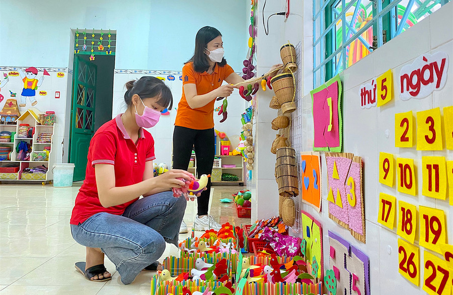  Bên cạnh hoạt động dạy hè, các cơ sở giáo dục mầm non còn thường xuyên vệ sinh cơ sở vật chất, đồ dùng, đồ chơi để chuẩn bị cho năm học mới 2022-2023. Ảnh: Mộc Trà