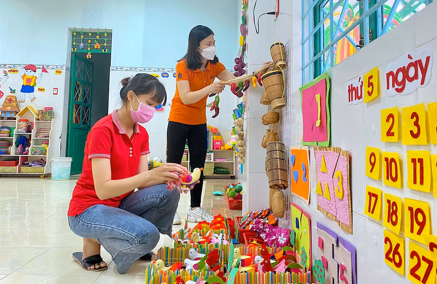  Bên cạnh hoạt động dạy hè, các cơ sở giáo dục mầm non còn thường xuyên vệ sinh cơ sở vật chất, đồ dùng, đồ chơi để chuẩn bị cho năm học mới 2022-2023. Ảnh: Mộc Trà