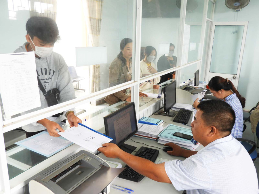 Công chức xã Nghĩa Hưng giải quyết thủ tục hành chính cho người dân. Ảnh: Thanh Nhật