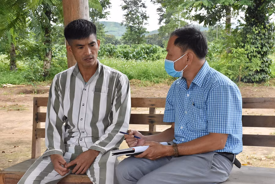  Phạm nhân N.T.T.U. (SN 1973, trú huyện Tuy Hòa, tỉnh Phú Yên) vui mừng trước ngày về đoàn tụ với gia đình. Ảnh: Hà Phương